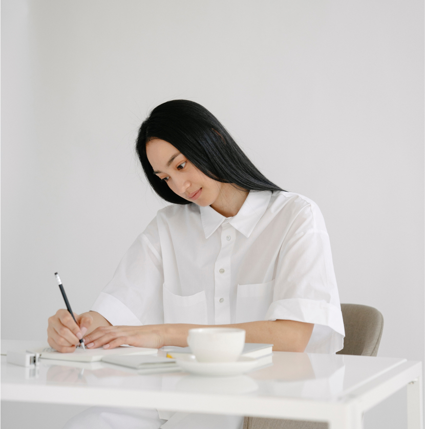 mujer escribiendo en una hoja